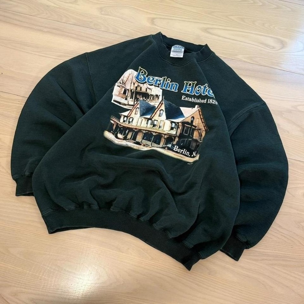 90s Berlin Hotel green crewneck sweatshirt XL